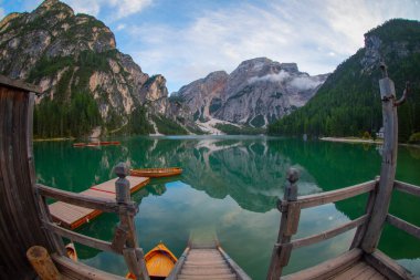 Kuzey İtalya 'da Dolomite Dağları - Tirol' de Lago di Braies (Pragser Wildsee)