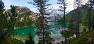 Kuzey İtalya 'da Dolomite Dağları - Tirol' de Lago di Braies (Pragser Wildsee)