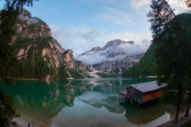 Kuzey İtalya 'da Dolomite Dağları - Tirol' de Lago di Braies (Pragser Wildsee)