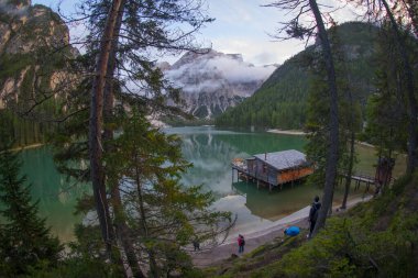 Kuzey İtalya 'da Dolomite Dağları - Tirol' de Lago di Braies (Pragser Wildsee)