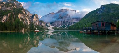 Kuzey İtalya 'da Dolomite Dağları - Tirol' de Lago di Braies (Pragser Wildsee)