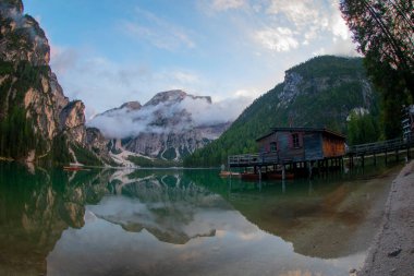 Kuzey İtalya 'da Dolomite Dağları - Tirol' de Lago di Braies (Pragser Wildsee)