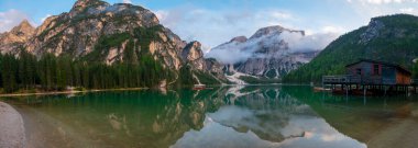 Kuzey İtalya 'da Dolomite Dağları - Tirol' de Lago di Braies (Pragser Wildsee)