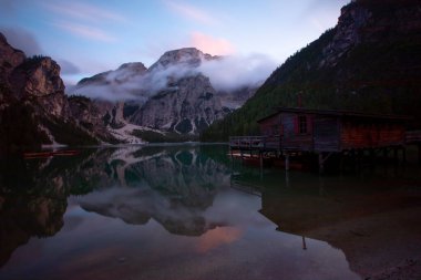 Kuzey İtalya 'da Dolomite Dağları - Tirol' de Lago di Braies (Pragser Wildsee)