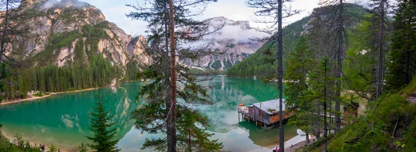 Kuzey İtalya 'da Dolomite Dağları - Tirol' de Lago di Braies (Pragser Wildsee)