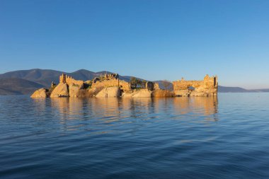 Bafa Gölü, Herakleia harabeleri ve balıkçı tekneleri ile dolu Kapkr gibi geleneksel köylerle çevrili huzurlu bir yerdir.