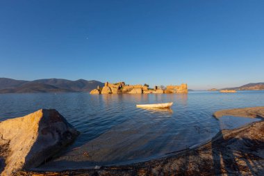 Bafa Gölü, Herakleia harabeleri ve balıkçı tekneleri ile dolu Kapkr gibi geleneksel köylerle çevrili huzurlu bir yerdir.