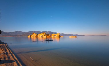 Bafa Gölü, Herakleia harabeleri ve balıkçı tekneleri ile dolu Kapkr gibi geleneksel köylerle çevrili huzurlu bir yerdir.