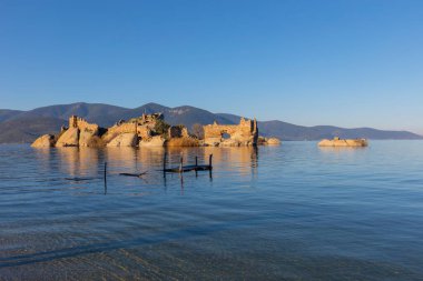 Bafa Gölü, Herakleia harabeleri ve balıkçı tekneleri ile dolu Kapkr gibi geleneksel köylerle çevrili huzurlu bir yerdir.