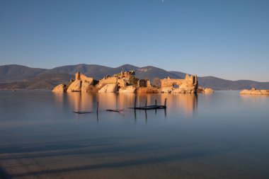 Bafa Gölü, Herakleia harabeleri ve balıkçı tekneleri ile dolu Kapkr gibi geleneksel köylerle çevrili huzurlu bir yerdir.