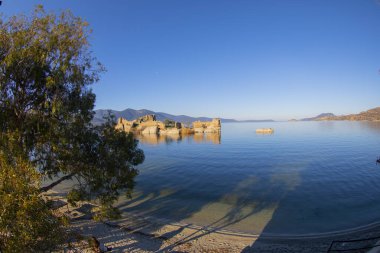 Bafa Gölü, Herakleia harabeleri ve balıkçı tekneleri ile dolu Kapkr gibi geleneksel köylerle çevrili huzurlu bir yerdir.
