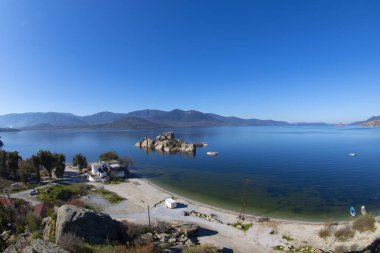 Bafa Gölü, Herakleia harabeleri ve balıkçı tekneleri ile dolu Kapkr gibi geleneksel köylerle çevrili huzurlu bir yerdir.