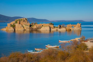 Bafa Gölü, Herakleia harabeleri ve balıkçı tekneleri ile dolu Kapkr gibi geleneksel köylerle çevrili huzurlu bir yerdir.