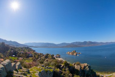 Bafa Gölü, Herakleia harabeleri ve balıkçı tekneleri ile dolu Kapkr gibi geleneksel köylerle çevrili huzurlu bir yerdir.