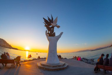Türkiye 'nin Kusadasi limanında güvercinli barış heykeli