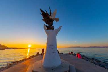 Türkiye 'nin Kusadasi limanında güvercinli barış heykeli