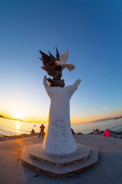 Türkiye 'nin Kusadasi limanında güvercinli barış heykeli
