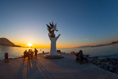 Türkiye 'nin Kusadasi limanında güvercinli barış heykeli