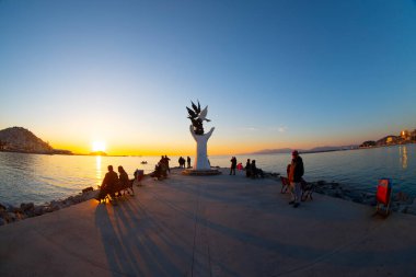 Türkiye 'nin Kusadasi limanında güvercinli barış heykeli