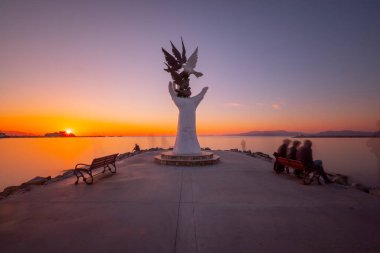 Türkiye 'nin Kusadasi limanında güvercinli barış heykeli