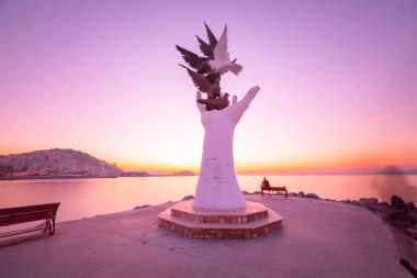 Türkiye 'nin Kusadasi limanında güvercinli barış heykeli