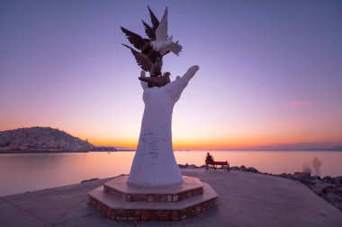 Türkiye 'nin Kusadasi limanında güvercinli barış heykeli