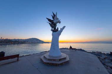 Türkiye 'nin Kusadasi limanında güvercinli barış heykeli