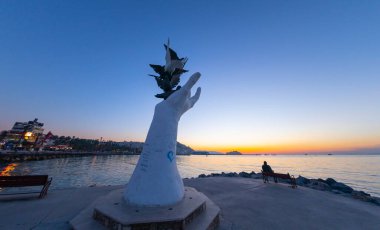 Türkiye 'nin Kusadasi limanında güvercinli barış heykeli