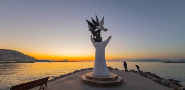 Türkiye 'nin Kusadasi limanında güvercinli barış heykeli