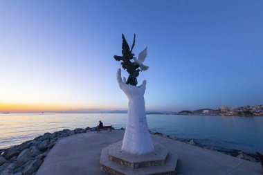 Türkiye 'nin Kusadasi limanında güvercinli barış heykeli