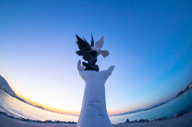 Türkiye 'nin Kusadasi limanında güvercinli barış heykeli