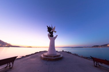 Türkiye 'nin Kusadasi limanında güvercinli barış heykeli