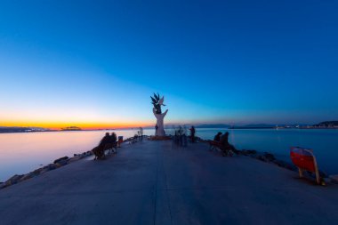 Türkiye 'nin Kusadasi limanında güvercinli barış heykeli