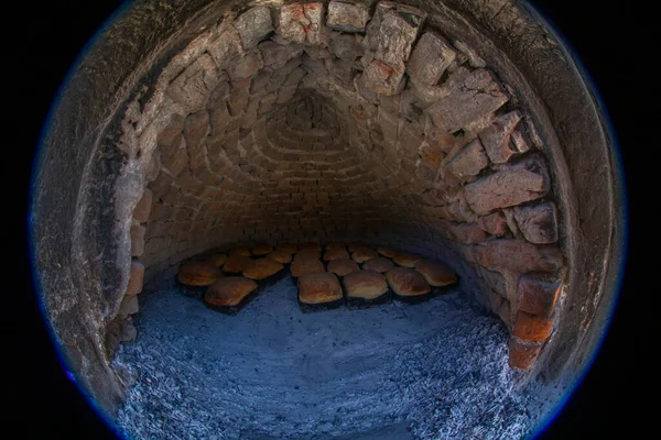 石の上の古いオーブンで調理された天然パン — ストック写真
