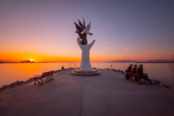 Mano Escultura Paz Con Palomas Paseo Marítimo Kusadasi Turquía — Foto de Stock