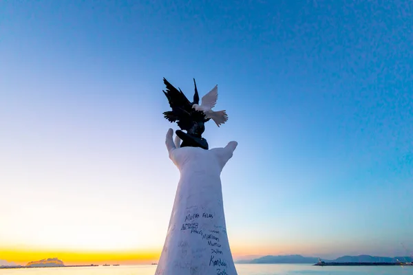 トルコ クサダシの水辺に鳩と平和彫刻の手 — ストック写真