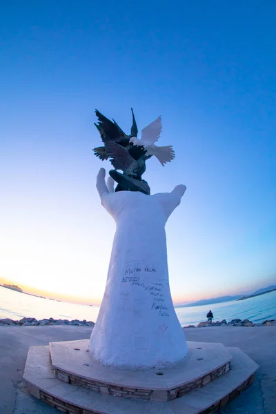 トルコ クサダシの水辺に鳩と平和彫刻の手 — ストック写真