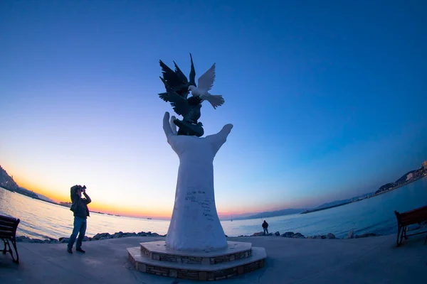 stock image The hand of peace sculpture with doves on the waterfront in Kusadasi, Turkey
