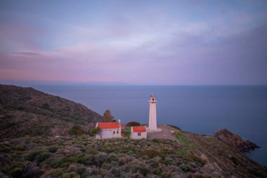 Sarpincik Deniz Feneri İzmir Körfezi 'nin batısındaki Karaburun Yarımadası' nda yer almaktadır..