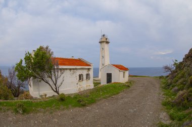 Sarpincik Deniz Feneri İzmir Körfezi 'nin batısındaki Karaburun Yarımadası' nda yer almaktadır..
