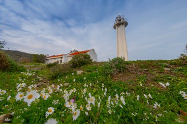 Sarpincik Deniz Feneri İzmir Körfezi 'nin batısındaki Karaburun Yarımadası' nda yer almaktadır..