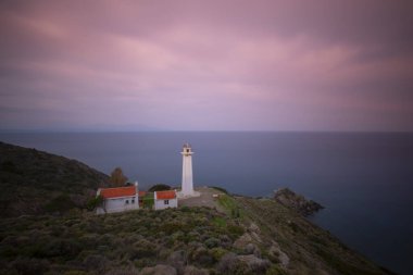 Sarpincik Deniz Feneri İzmir Körfezi 'nin batısındaki Karaburun Yarımadası' nda yer almaktadır..