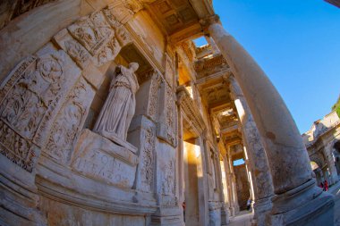 Ephesus, Türkiye 'deki Celsus Kütüphanesi. Antik Efes, Doğu Akdeniz 'deki en büyük Roma harabeleri koleksiyonuna sahiptir. Bir zamanlar şehrin en güçlü şehri