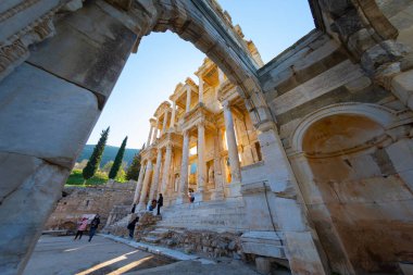 Ephesus, Türkiye 'deki Celsus Kütüphanesi. Antik Efes, Doğu Akdeniz 'deki en büyük Roma harabeleri koleksiyonuna sahiptir. Bir zamanlar şehrin en güçlü şehri