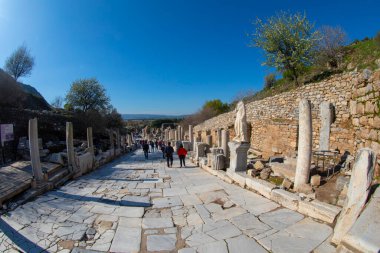  Efes, Türkiye 'nin Efes kentindeki antik tiyatro manzarası. Efes (Efes) bir UNESCO Dünya Mirası sitesidir..