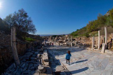  Efes, Türkiye 'nin Efes kentindeki antik tiyatro manzarası. Efes (Efes) bir UNESCO Dünya Mirası sitesidir..