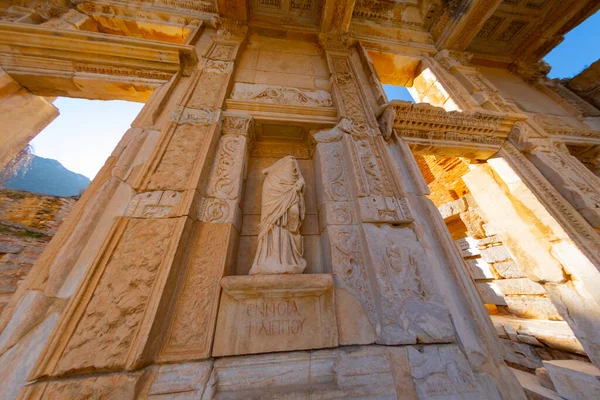 トルコのエペソにあるケレス図書館 古代エペソには東地中海最大のローマ遺跡群がある かつて最も強力な都市で — ストック写真