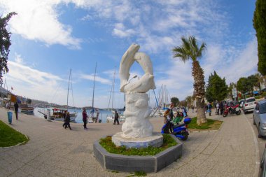 Foca, Ege kıyısında, İzmir ilinin bir ilçesidir..