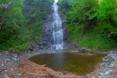 Çamlıhemşin yakınlarındaki Tar nehri şelalesinin yakın çekim görünümü, Rize, Türkiye