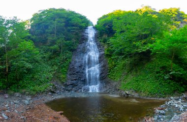 Çamlıhemşin yakınlarındaki Tar nehri şelalesinin yakın çekim görünümü, Rize, Türkiye